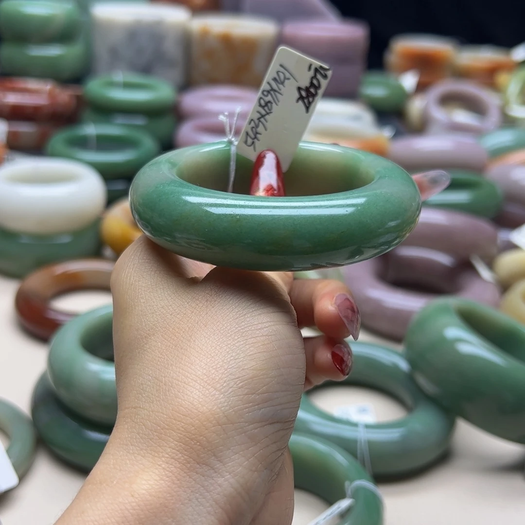 松***遥石英质玉未镶嵌手镯