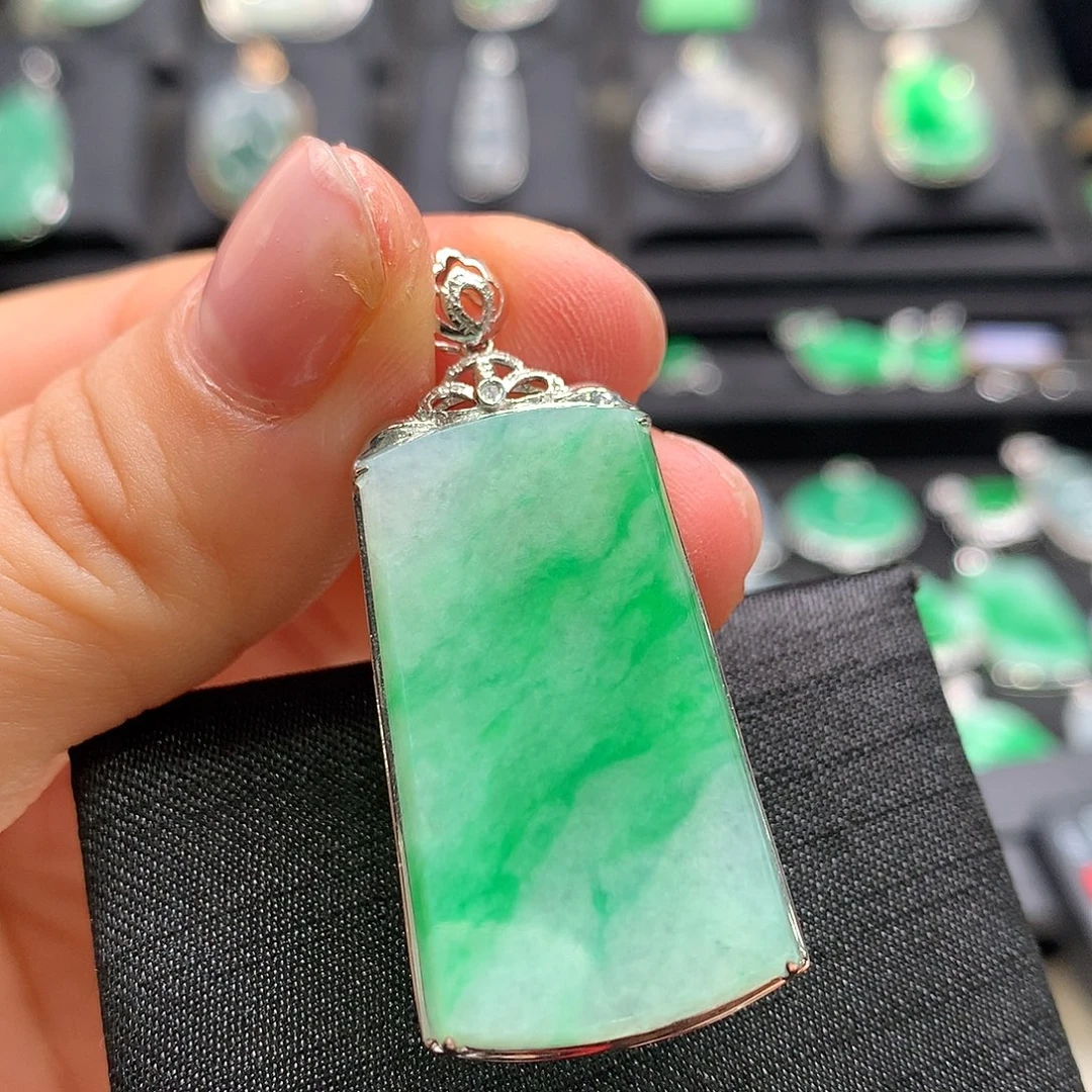 翡翠18K金镶嵌颈饰无事牌