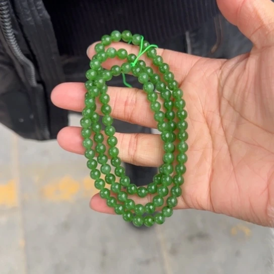 和田玉颈饰未镶嵌俄罗斯卡6冰辣阳绿。小小点