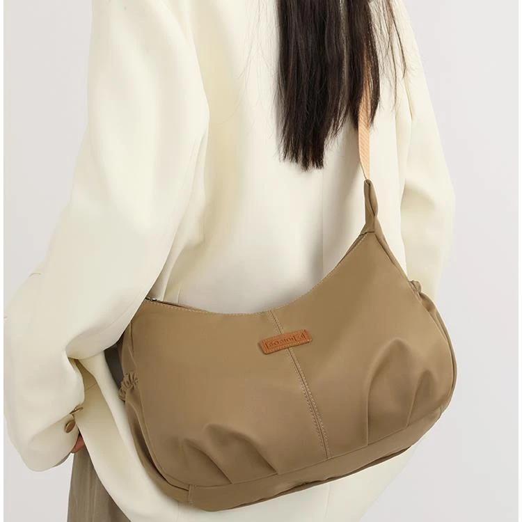 饺子包斜挎包防水大容量女小众新款百搭休闲运动风单肩包潮妈妈包