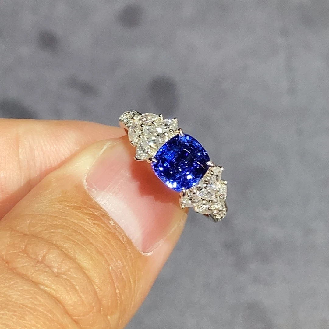 18K金镶嵌蓝宝石戒指2克拉