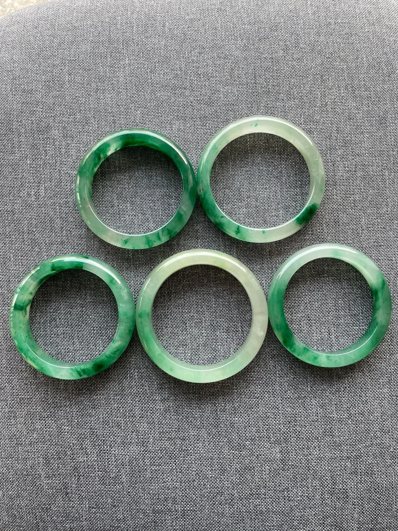 天然非洲翠手镯一支（拍下备注圈口，多样性拍下发其一）