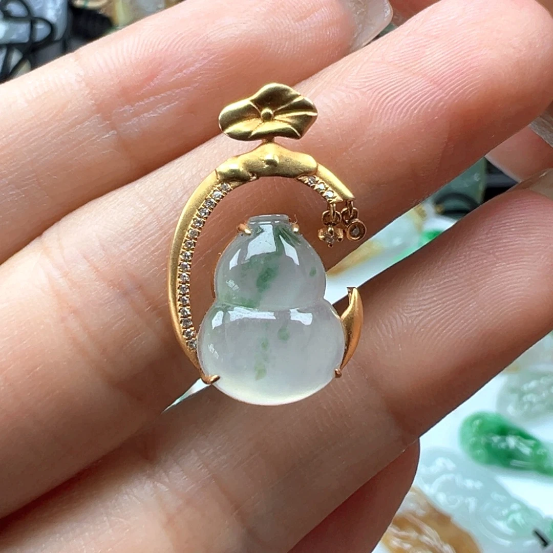 翡翠18K金镶嵌颈饰葫芦