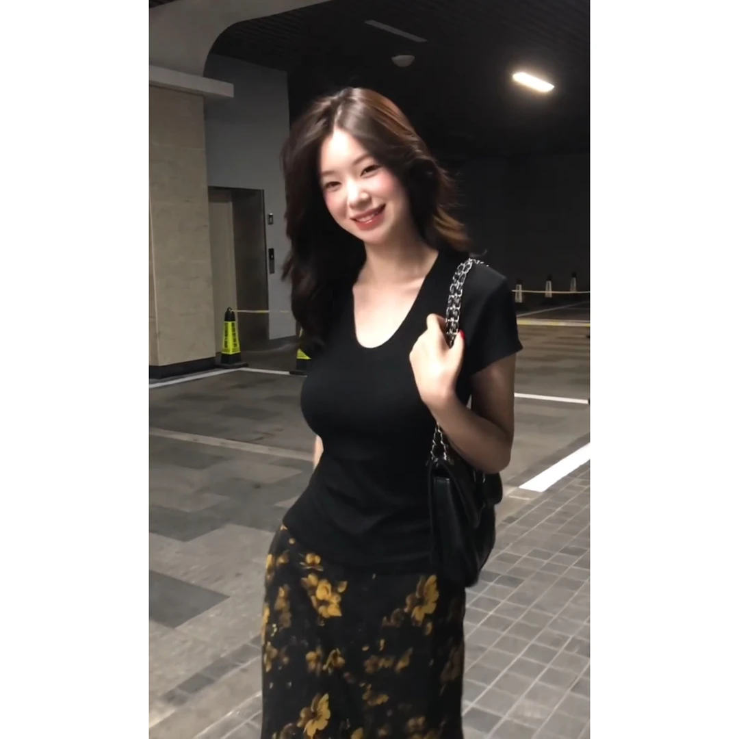 夏季新款法式轻熟V领修身显瘦黑色短袖上衣搭配碎花半身裙两件套