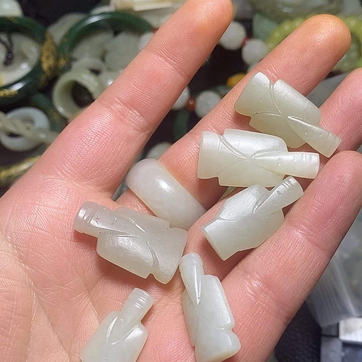 方****和田玉未镶嵌颈饰