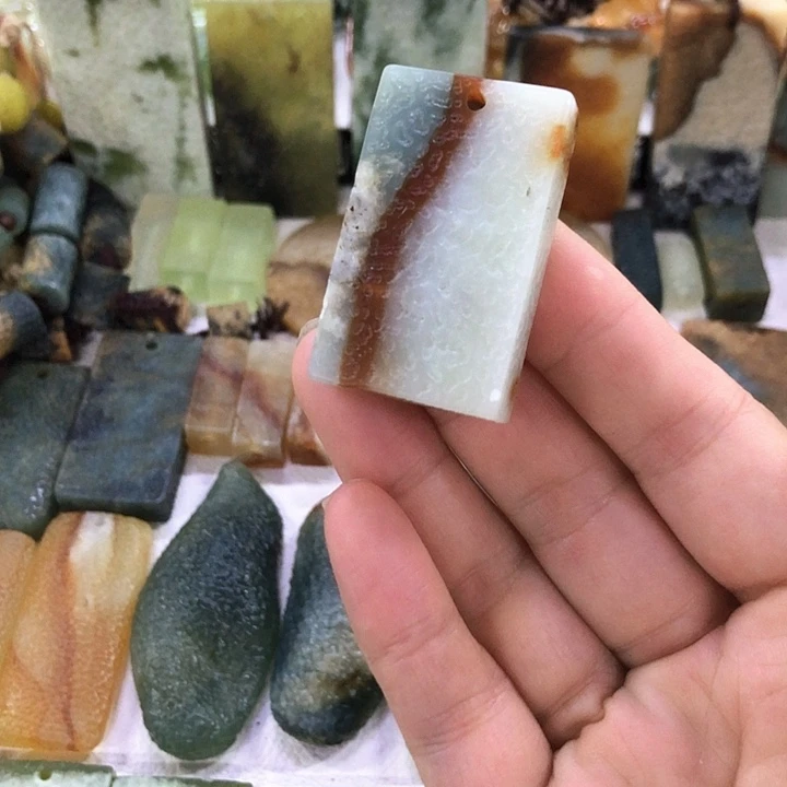 蛇纹石玉未镶嵌吊坠