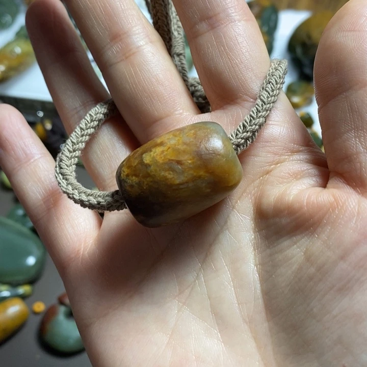 岫岩河磨玉（透闪石质玉）挂坠未镶嵌夏**?