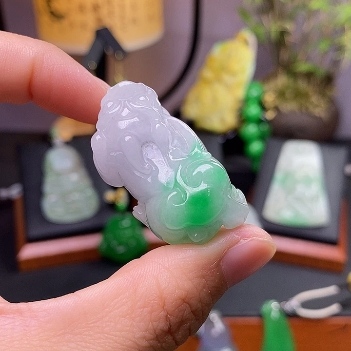 翡翠未镶嵌吊坠(赠链)