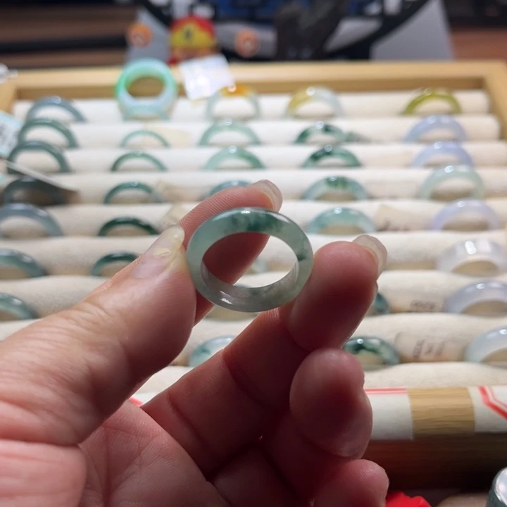 翡翠未镶嵌戒指飘花