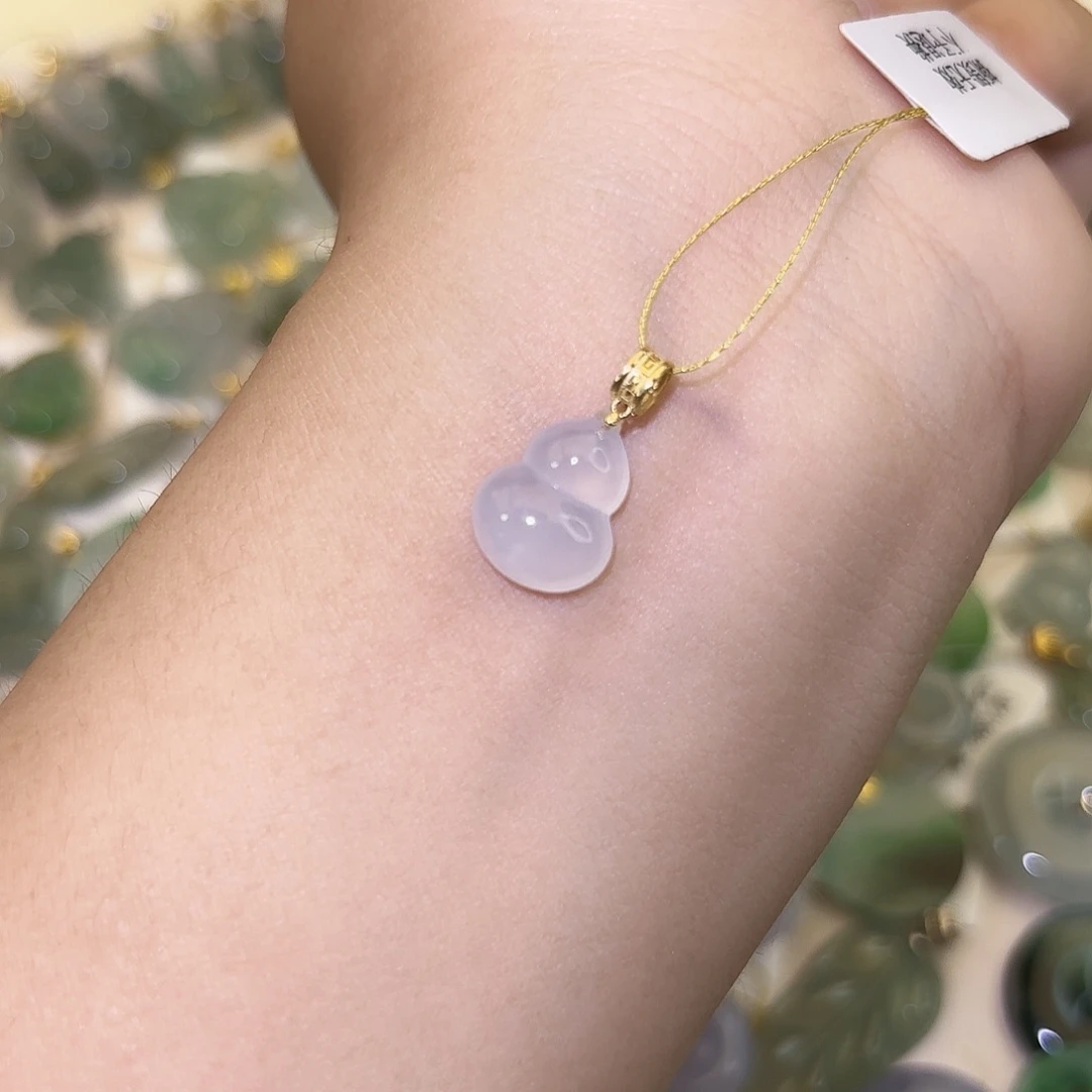 翡翠18K金镶嵌颈饰葫芦