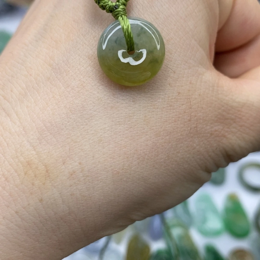 翡翠未镶嵌颈饰平安扣