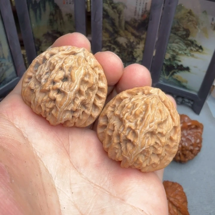 文玩核桃吊坠白狮子36