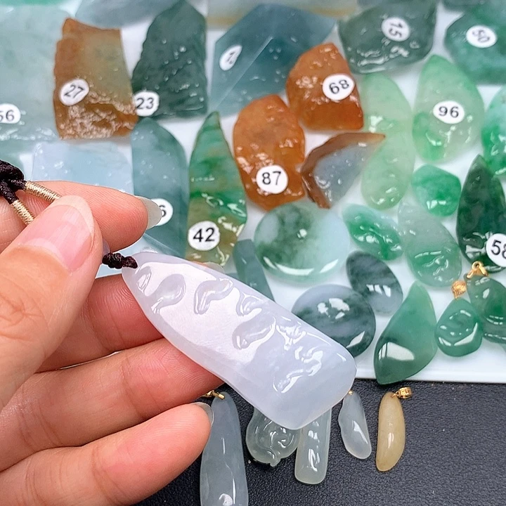 翡翠未镶嵌颈饰随型