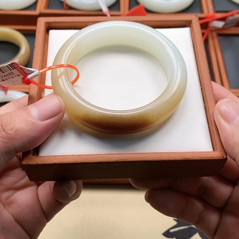【闪购商品】未镶嵌手镯和田玉歪*歪