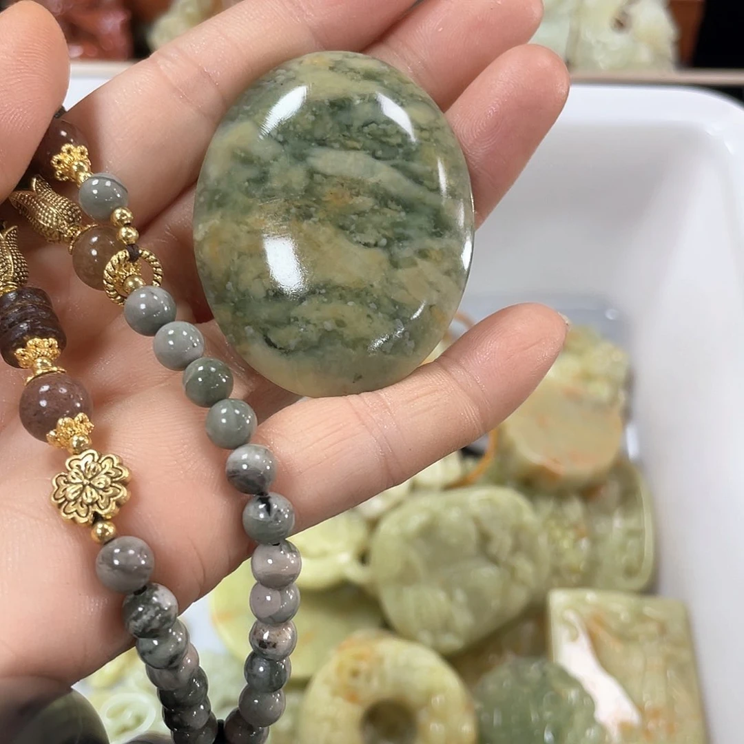 蛇纹石玉颈饰未镶嵌