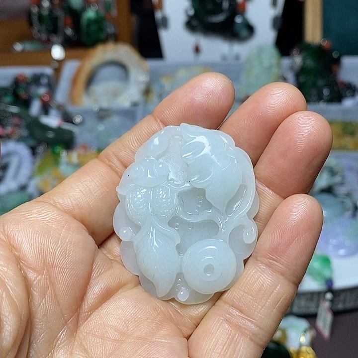 翡翠未镶嵌吊坠(赠链)