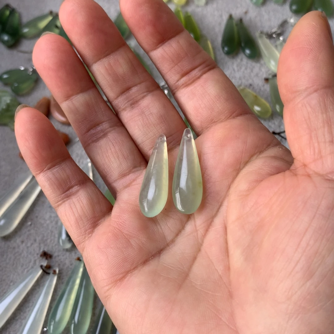 烤***米未镶嵌蛇纹石玉耳环