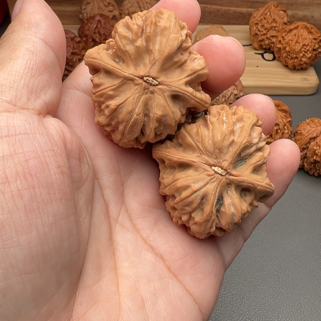 山***年把件文玩核桃鸡心