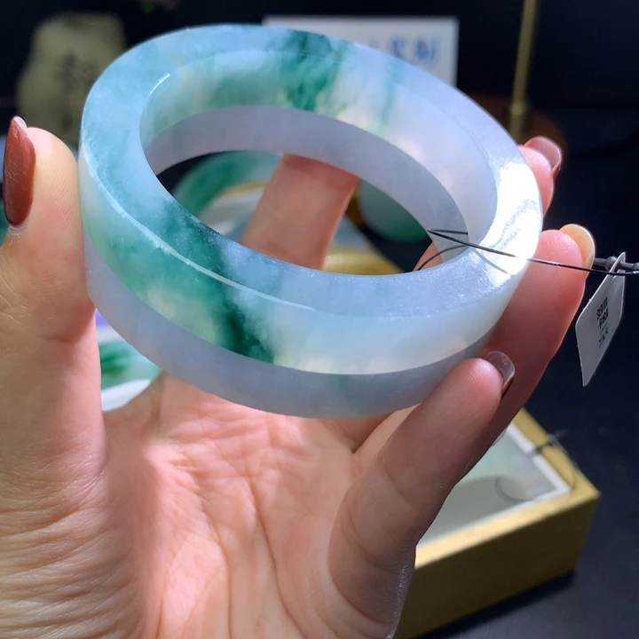 定制翡翠未镶嵌翡翠手镯