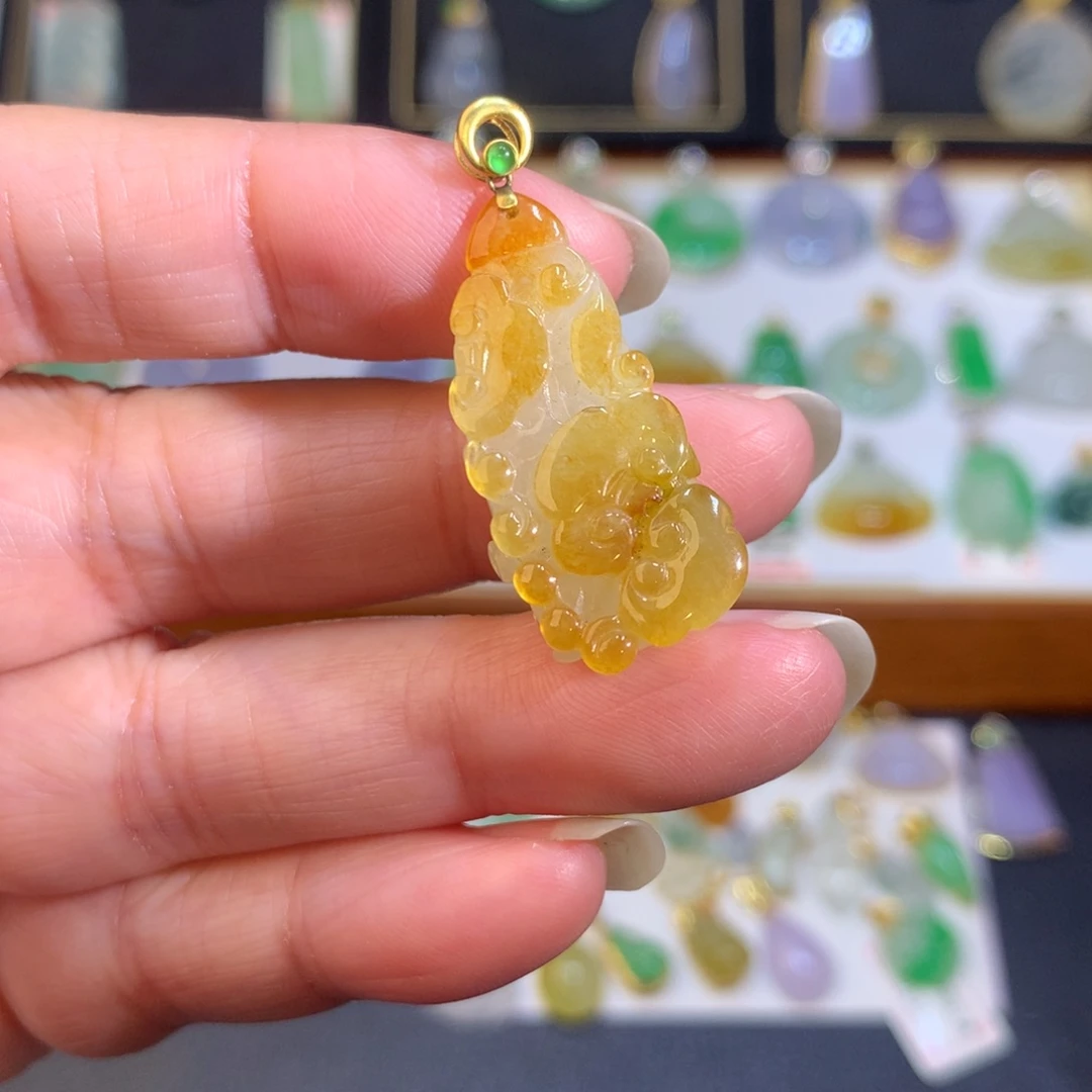 翡翠18K金镶嵌颈饰