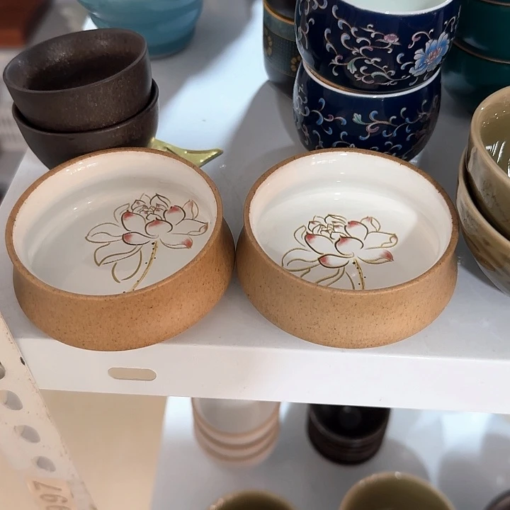 主人杯一个，瓷。。品茗