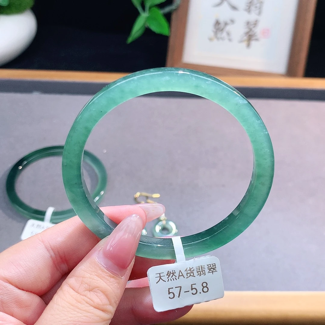 未镶嵌手镯（圆镯）翡翠