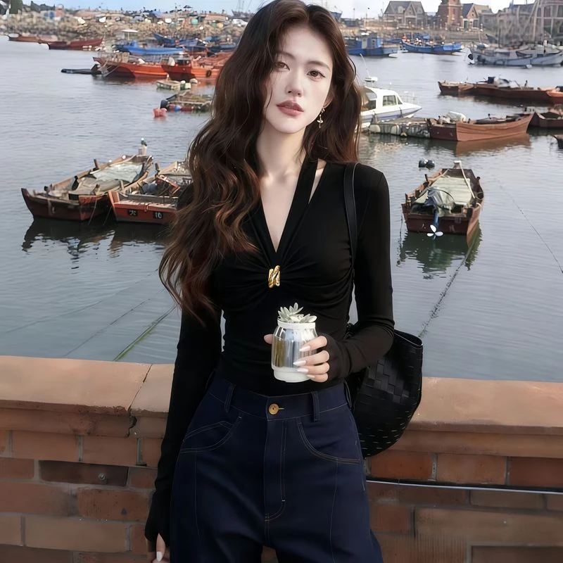 秋冬独特洋气黑色v领褶皱显瘦打底衫女内搭甜辣妹修身长袖t恤上衣