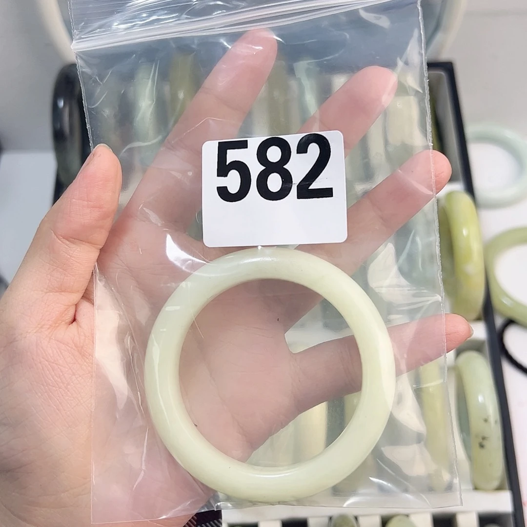 蛇纹石玉未镶嵌手镯是***狗