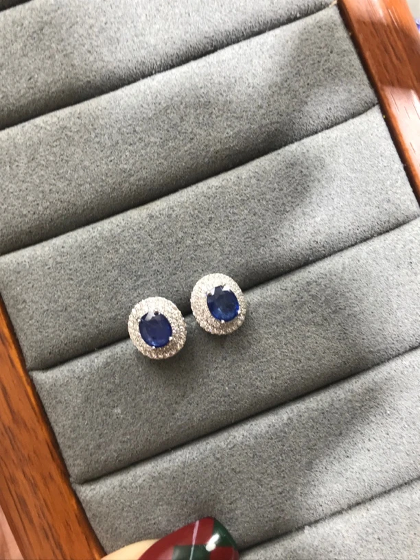 天然蓝宝石耳钉戴菲