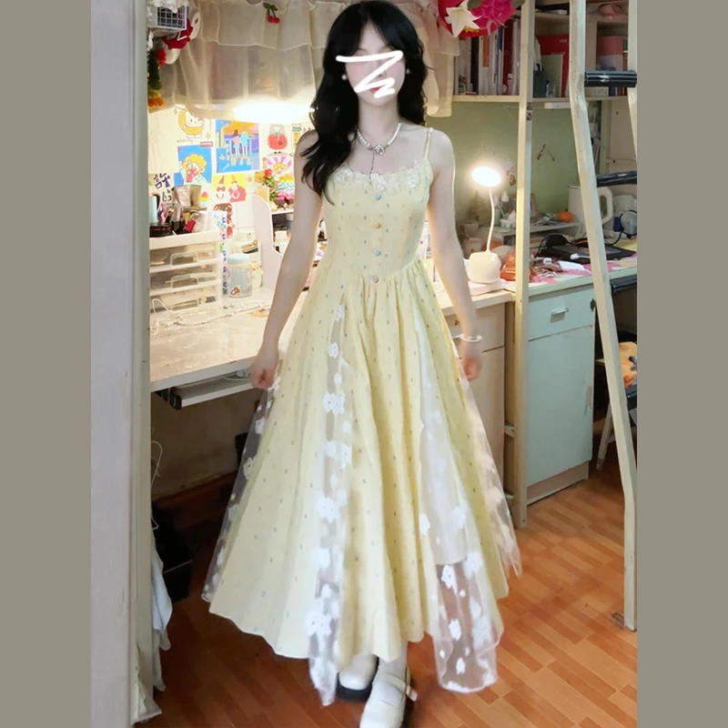 夏季2025年新款法式黄色波点吊带连衣裙子女海边度假气质蕾丝长裙