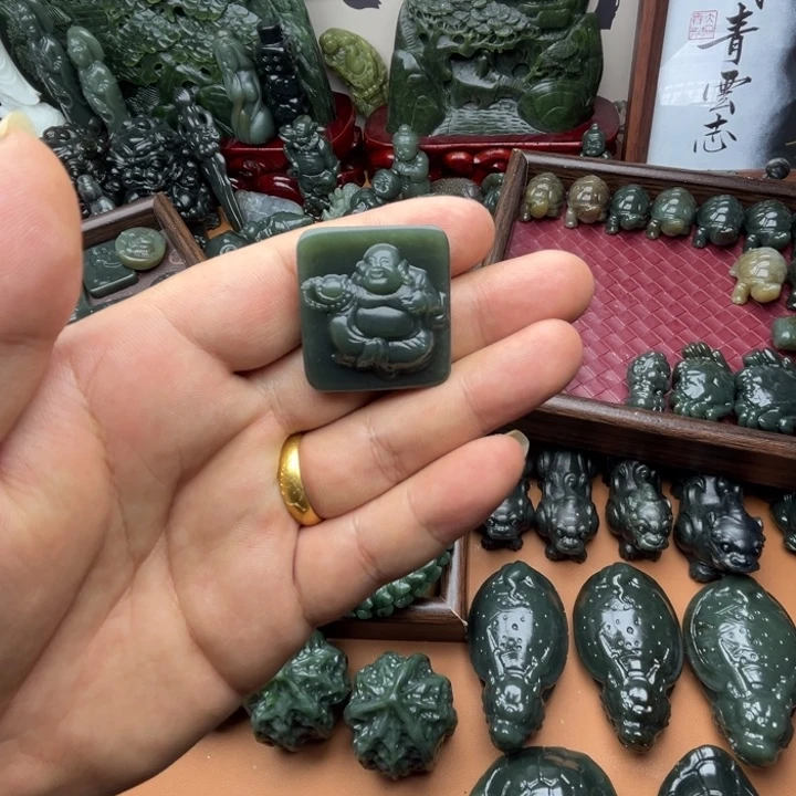 和田玉未镶嵌把件