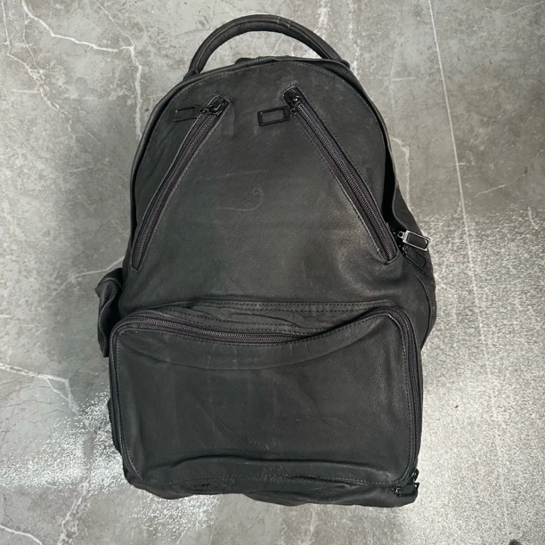 【704】出口皮包黑色双肩包（40*30略有白点）