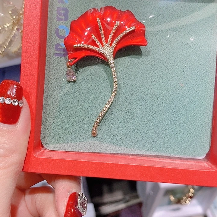锆石铜合金红色银杏叶胸针