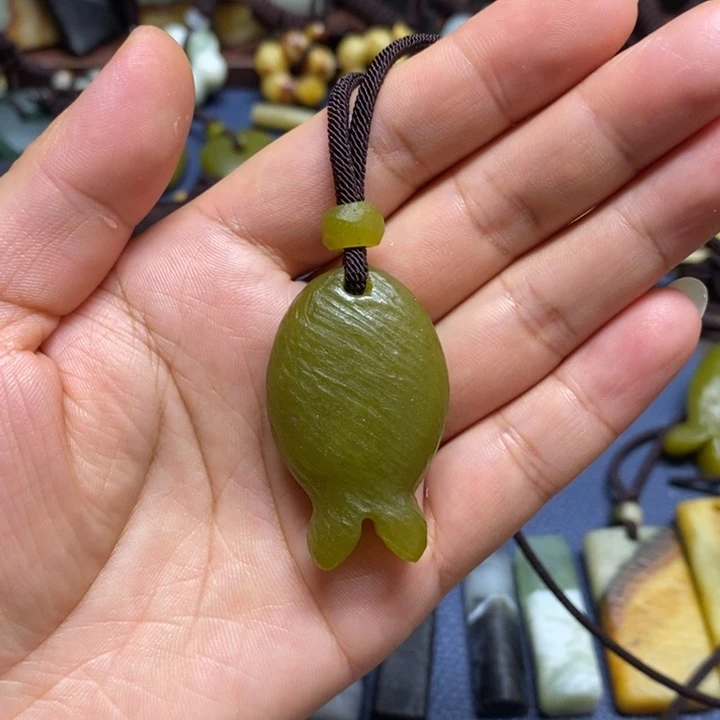 馨***儿未镶嵌蛇纹石玉颈饰