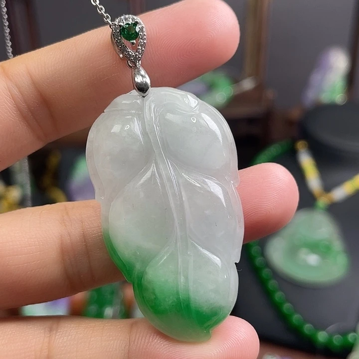翡翠未镶嵌吊坠(赠链)