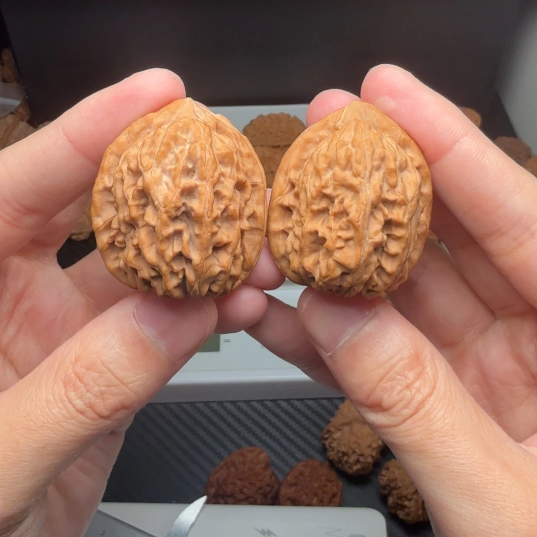 文玩核桃把件野生油蜡皮胖鸡心边36