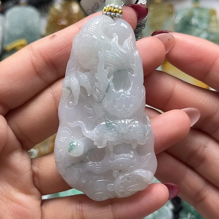 翡翠未镶嵌颈饰龙牌