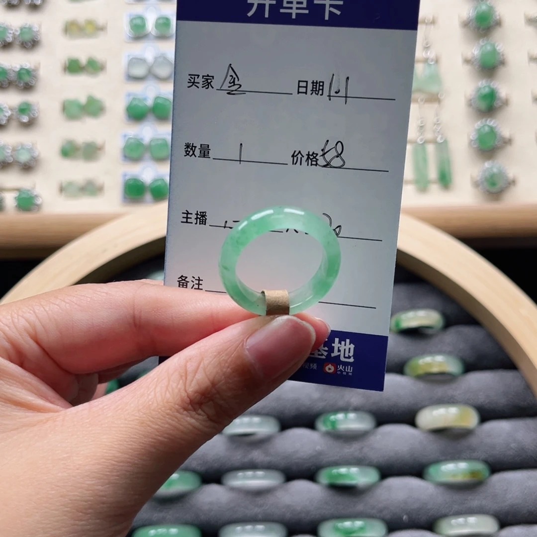 未镶嵌石英质玉戒圈金*