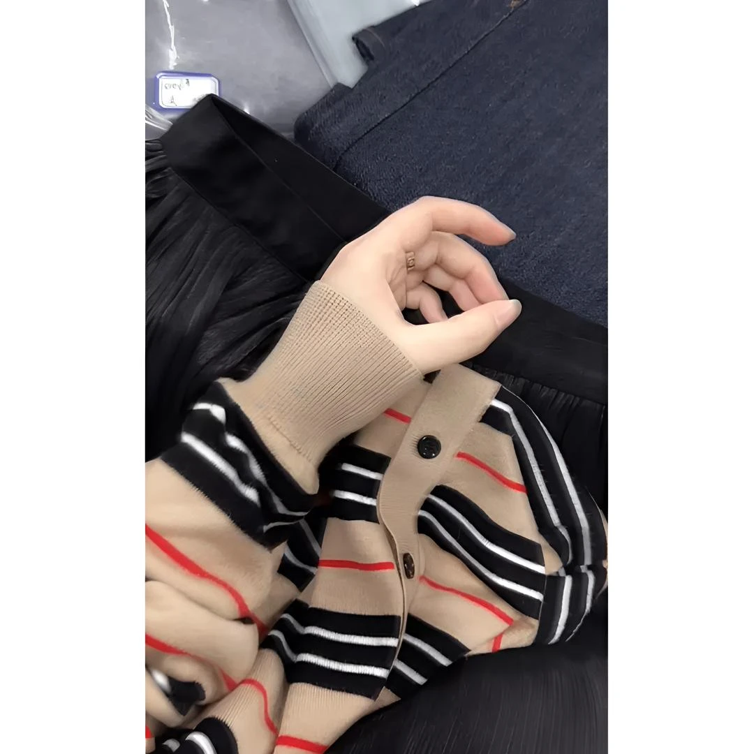 巨好穿～纯属洋气v领条纹开衫长袖