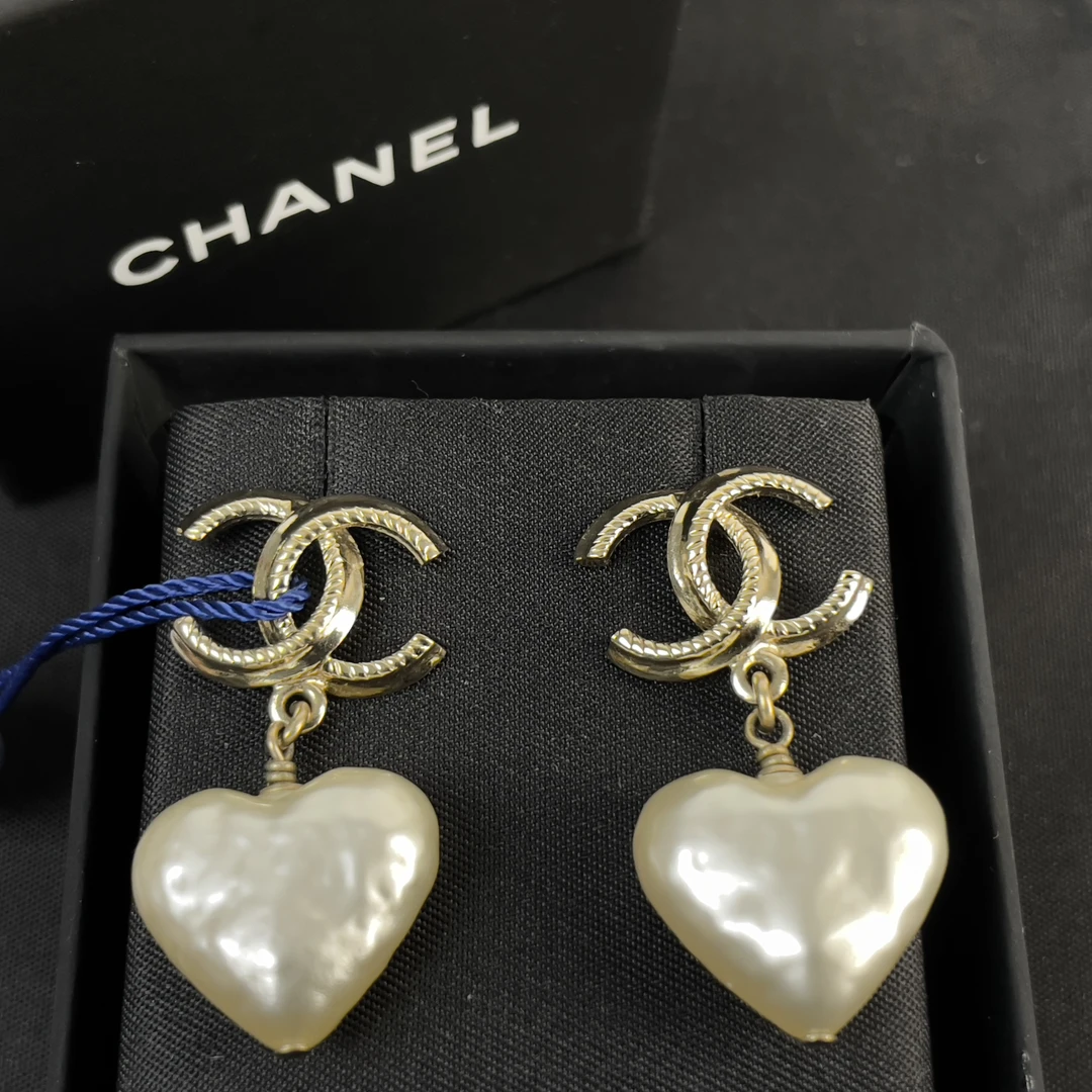 全新未使用 Chanel/香奈儿 双C白色爱心珍珠吊坠耳钉/香选