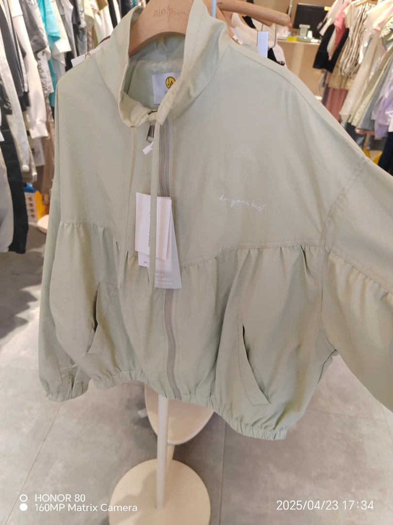 一款浅绿色的夹克，可以当防晒，拉链薄款颜色很好看