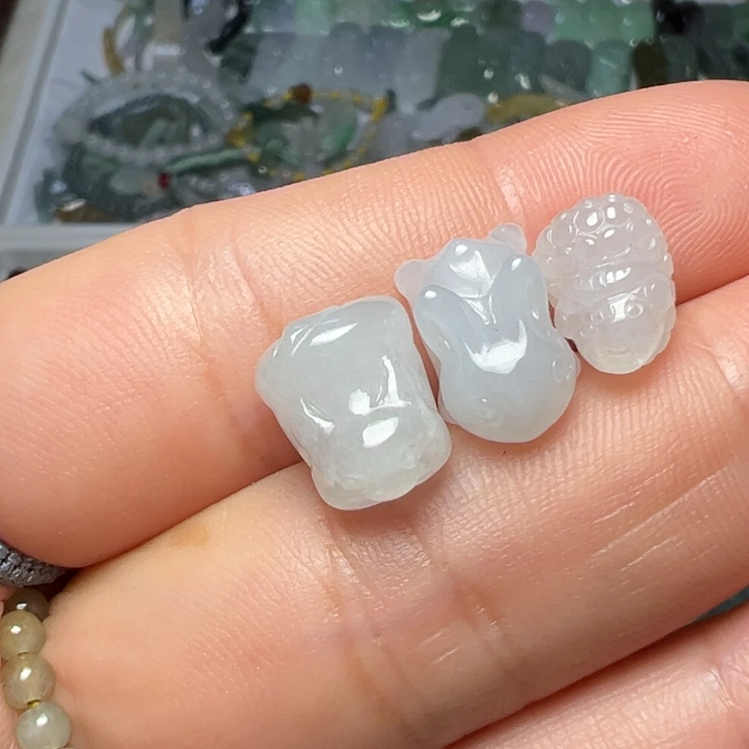 丫****颈饰未镶嵌翡翠通孔猪兔羊三个186块