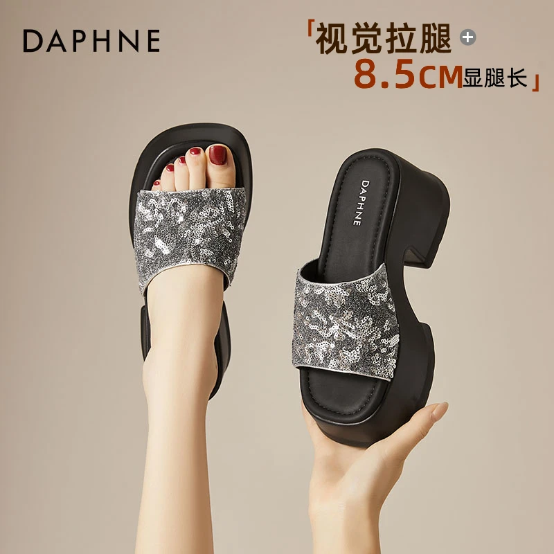 达芙妮高级感一字拖鞋女夏季外穿2025新款配裙子厚底高跟露趾凉拖