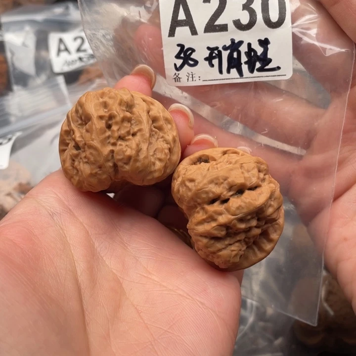 38四开背蛤蟆头文玩核桃