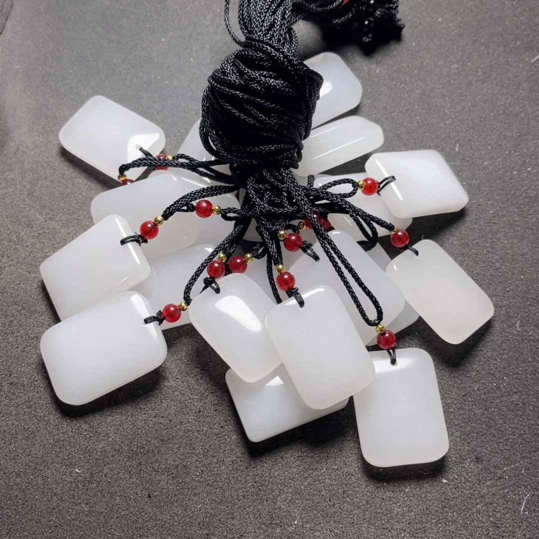 颈饰未镶嵌石英质玉飞*海