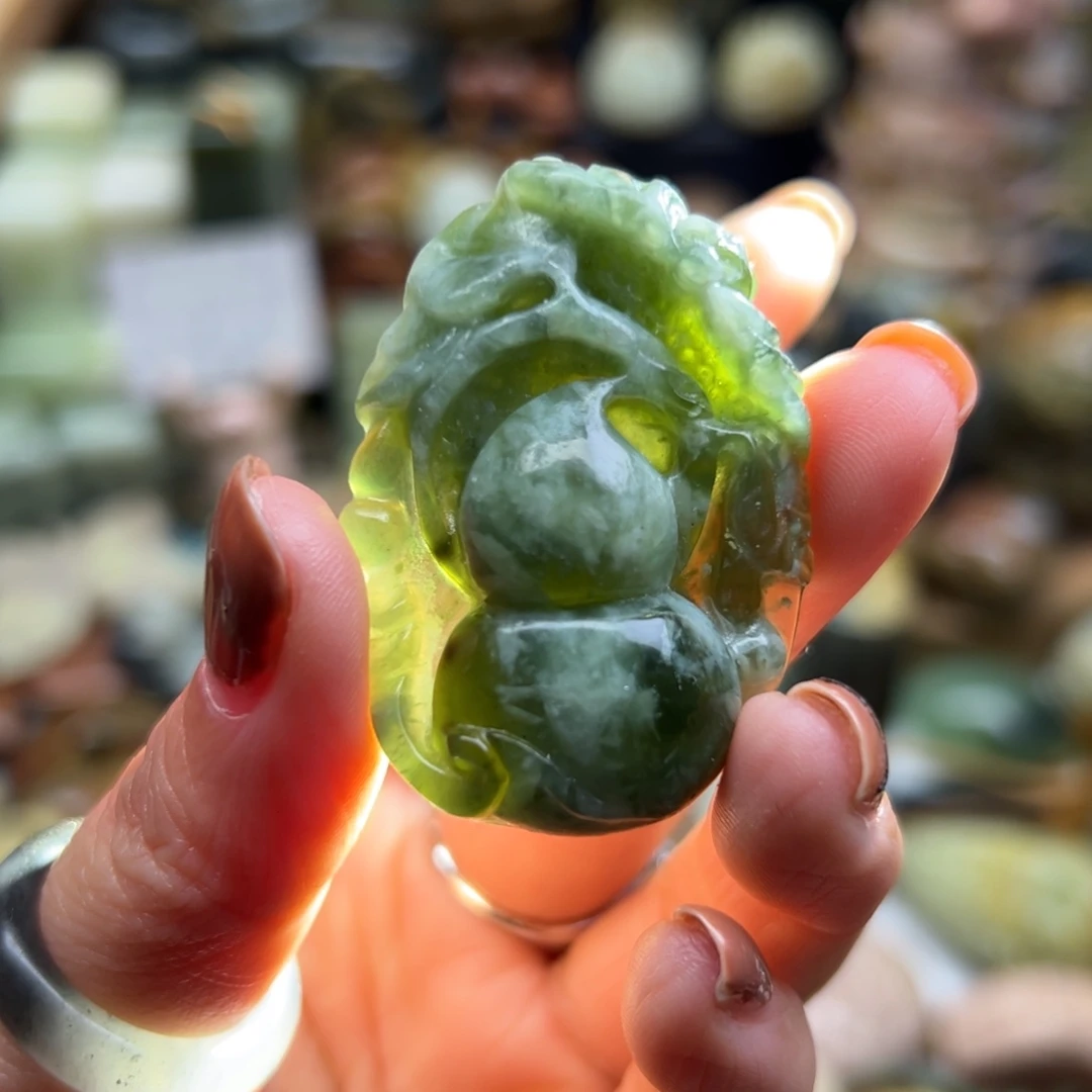 岫玉未镶嵌颈饰岫玉葫芦青提后面没光好