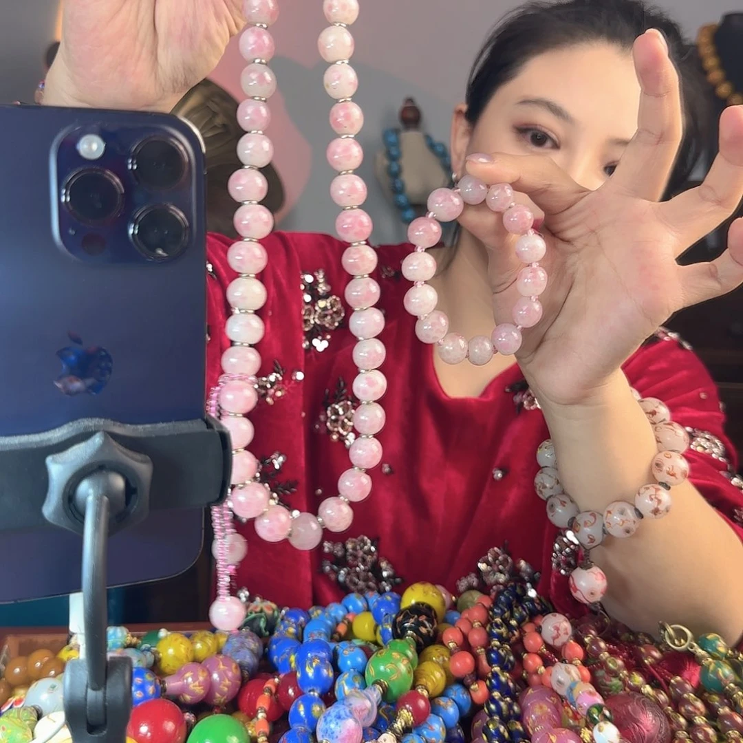 玻璃颈饰小*老琉璃的故事是一个人的故事吗