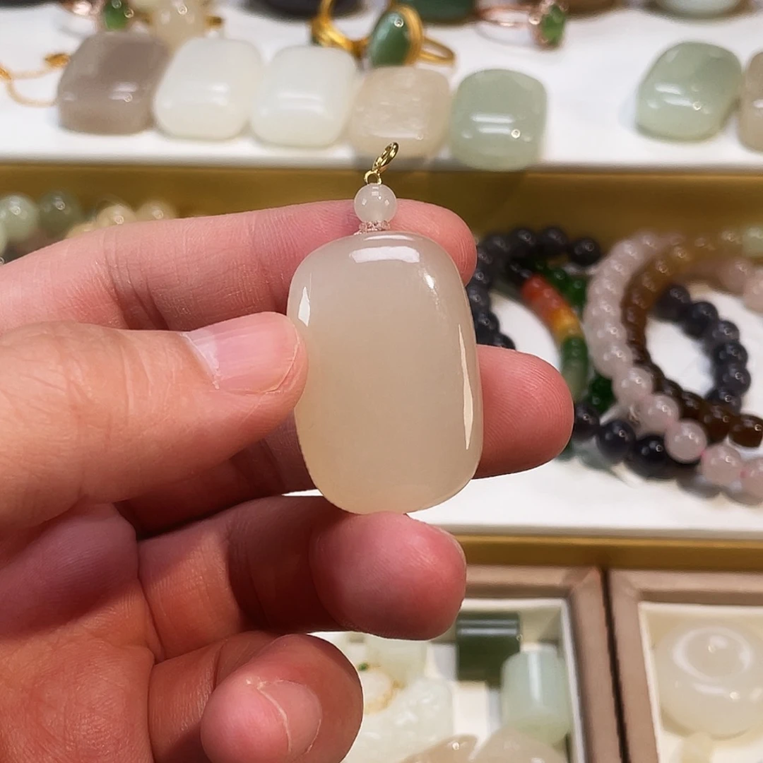 和田玉未镶嵌颈饰珂*