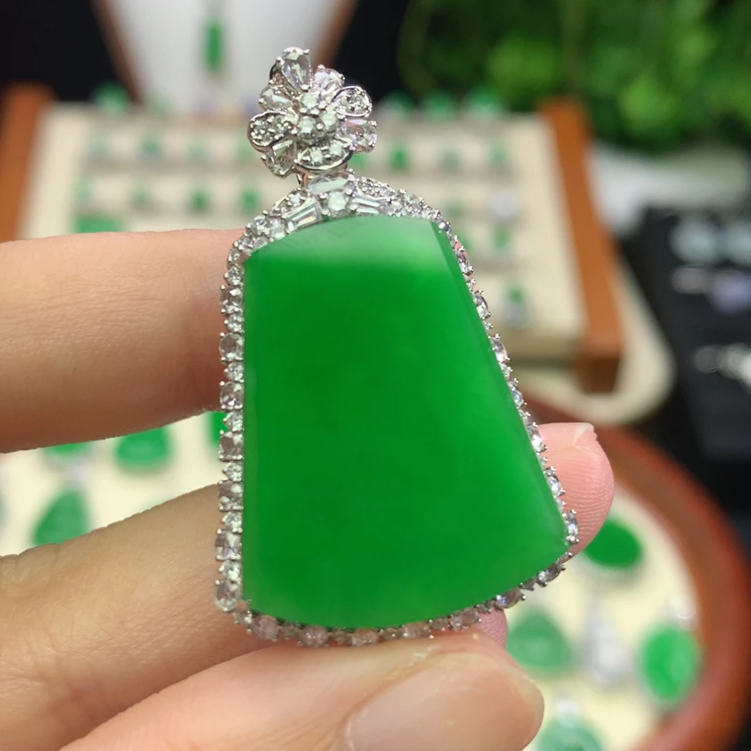 翡翠18K金镶嵌颈饰