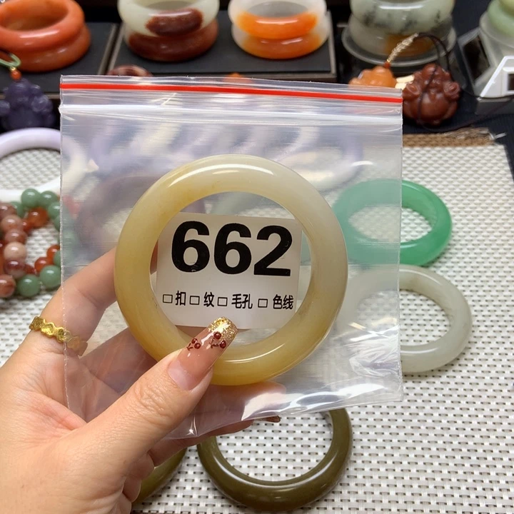 ༺***༻石英质玉未镶嵌手镯